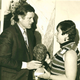 Ted Kennedy con el premio a Jean Heller por su reportaje. AP